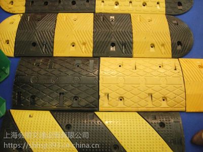 減速帶與防撞桶 道路安全的守護者——解析上海會順交通設(shè)施的專業(yè)之路